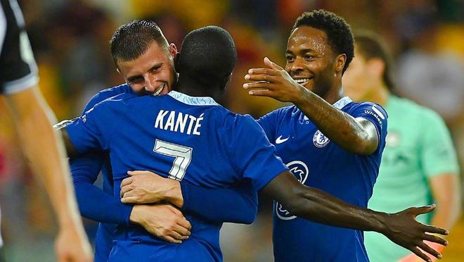 欧文突破防守助攻制胜（欧文强突撕裂防线送出制胜助攻）