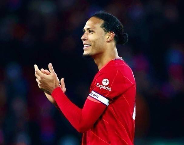 利物浦主帅斯洛特做出惊人决定：萨拉赫罕见坐上替补席（利物浦主帅斯洛特大胆调整：萨拉赫意外无缘首发）