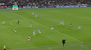 欧文突破防守送出关键助攻（欧文强突撕裂防线送出关键一传）