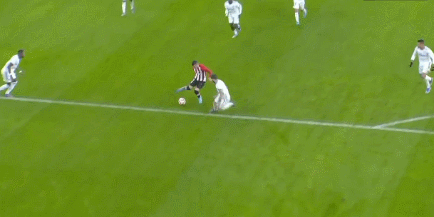 字母哥连送大帽摧毁对手进攻（字母哥连环封盖击溃对手攻势）