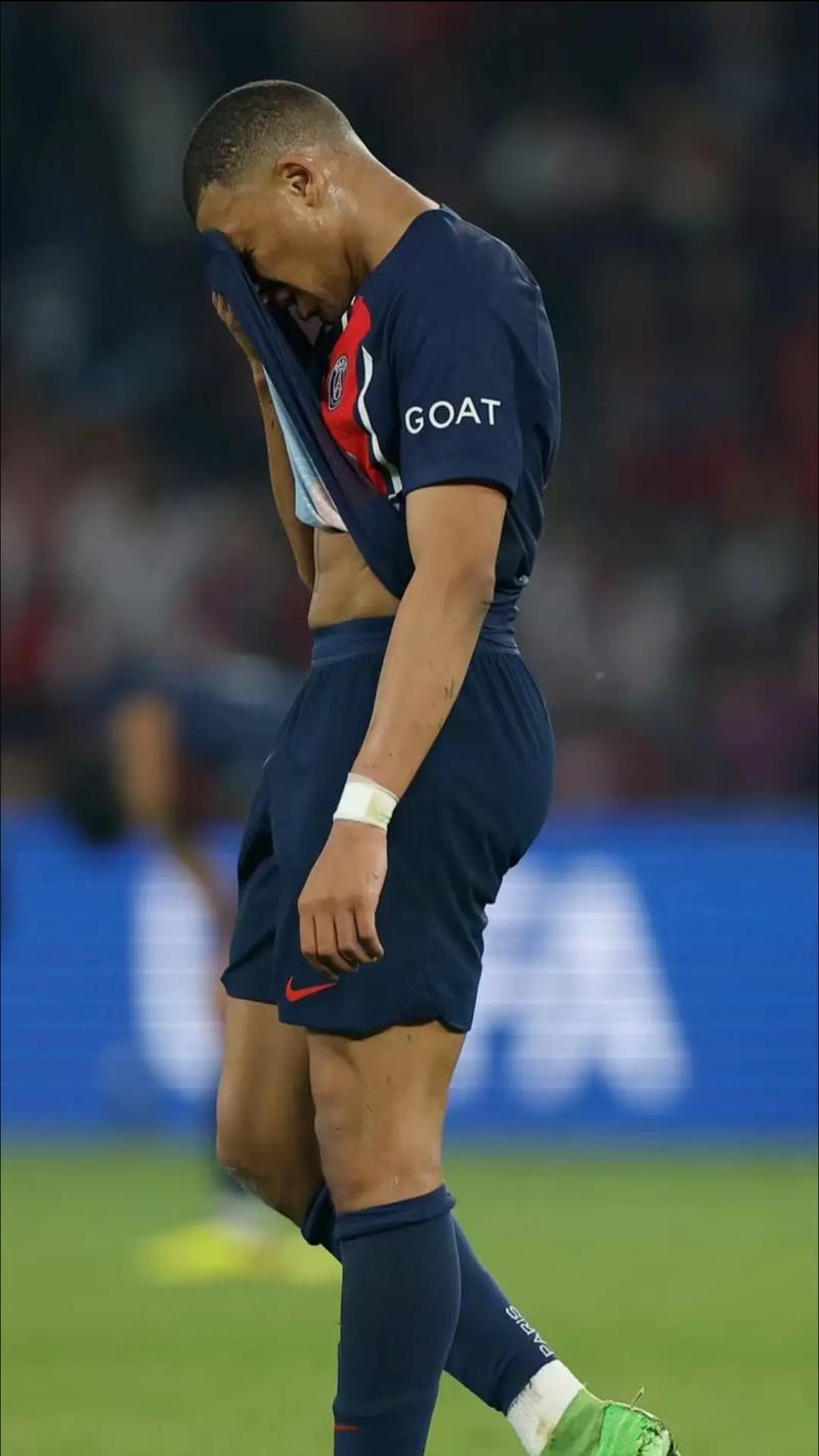 复盘曼联1-1西汉姆：阿莫林“反向换人”导致丢分，B费射门离谱（曼联1-1西汉姆复盘：阿莫林逆向换人致失分，B费射门离谱）